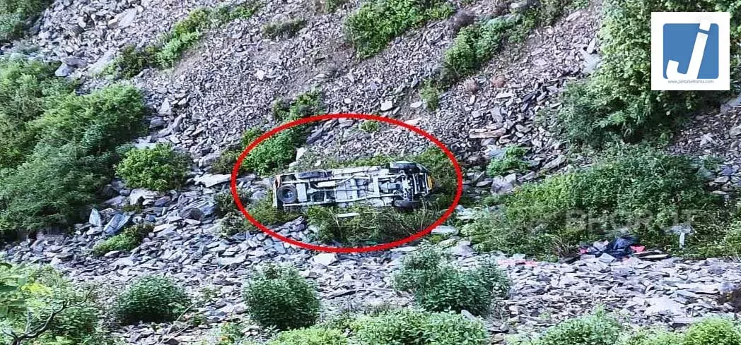 शव लेकर लौटते समय गाड़ी खाई में गिरी, चार लोगों की मौत 5 घायल शव लेकर लौटते समय गाड़ी खाई में गिरी, चार लोगों की मौत 5 घायल