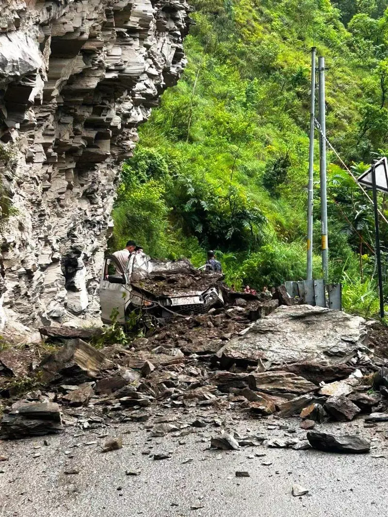 Kullu में भूस्खलन से वाहनों को भारी नुकसान Kullu में भूस्खलन से वाहनों को भारी नुकसान