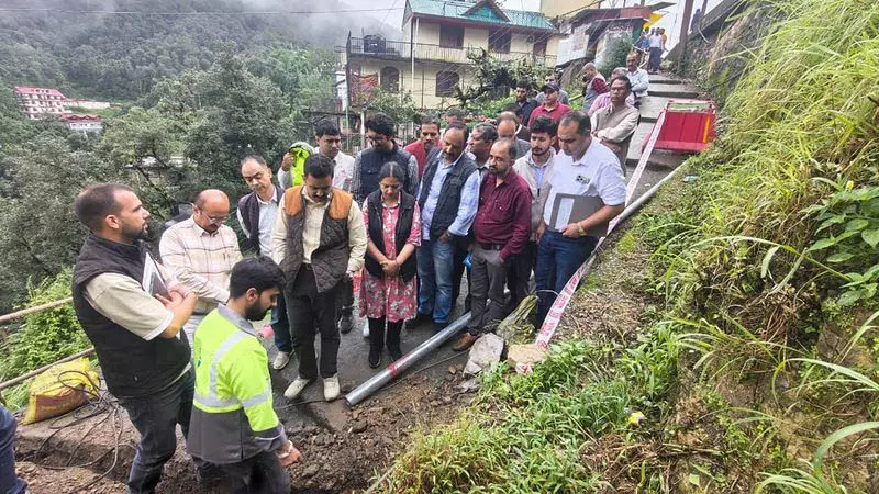 विक्रमादित्य ने Shimla में 24×7 पानी सप्लाई प्रोजेक्ट के काम का जायजा लिया विक्रमादित्य ने Shimla में 24×7 पानी सप्लाई प्रोजेक्ट के काम का जायजा लिया