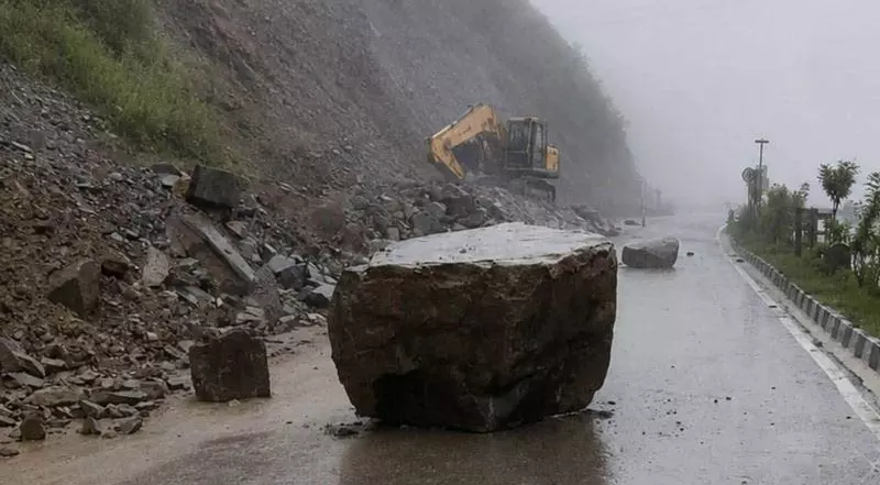 Himachal: मंडी में बारिश से सेवाओं पर असर, 82 सड़कें बंद Himachal: मंडी में बारिश से सेवाओं पर असर, 82 सड़कें बंद