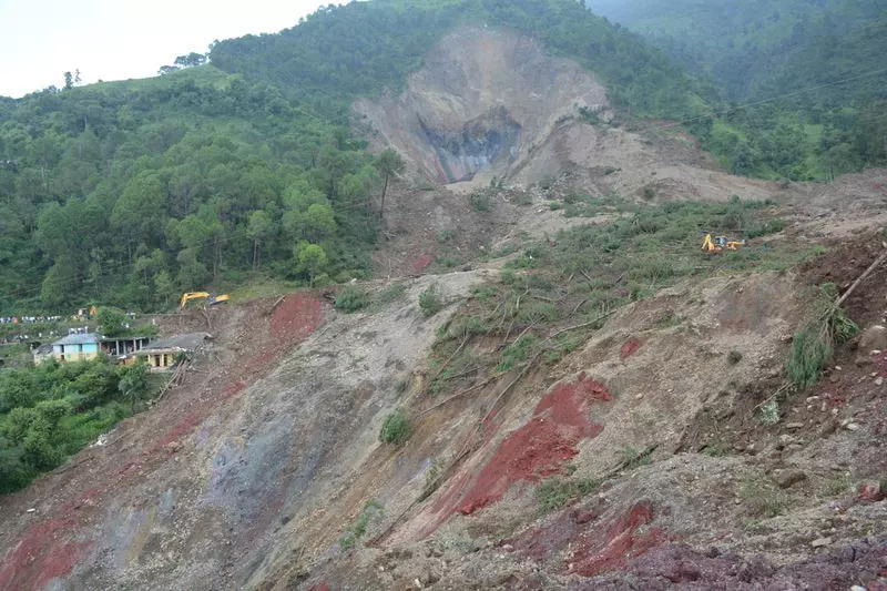 Mandi कोट्रूपी ढलान असुरक्षित, खतरा बरकरार Mandi कोट्रूपी ढलान असुरक्षित, खतरा बरकरार