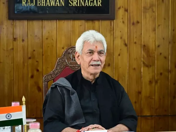 Srinagar: जम्मू-कश्मीर की ‘हर घर तिरंगा’ मुहिम ने बढ़ाया राष्ट्रभक्ति का जज्बा : उपराज्यपाल मनोज सिन्हा Srinagar: जम्मू-कश्मीर की ‘हर घर तिरंगा’ मुहिम ने बढ़ाया राष्ट्रभक्ति का जज्बा : उपराज्यपाल मनोज सिन्हा