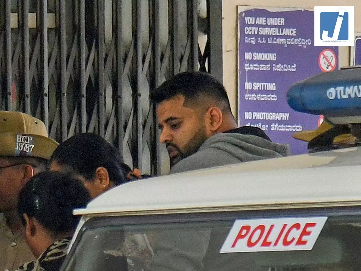 जेल में प्रज्वल रेवन्ना के पास फोन मिलने के बाद कांग्रेस ने सख्त कार्रवाई की मांग की जेल में प्रज्वल रेवन्ना के पास फोन मिलने के बाद कांग्रेस ने सख्त कार्रवाई की मांग की