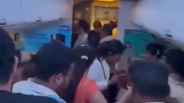 दिल्ली-पुणे स्पाइसजेट फ्लाइट में AC फेल, बढ़ती गर्मी से यात्रियों का हंगामा दिल्ली-पुणे स्पाइसजेट फ्लाइट में AC फेल, बढ़ती गर्मी से यात्रियों का हंगामा