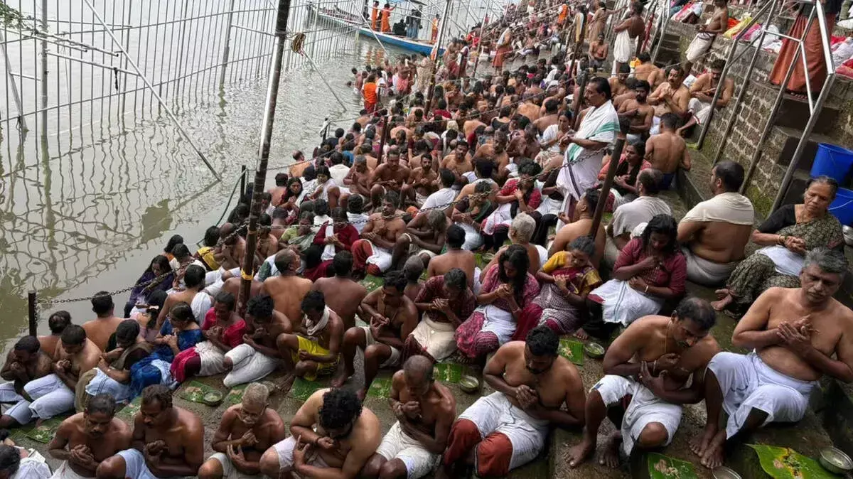 पितृ पक्ष पर उमड़ा जनसैलाब, बली-तर्पणम केंद्रों पर लगी भारी भीड़ पितृ पक्ष पर उमड़ा जनसैलाब, बली-तर्पणम केंद्रों पर लगी भारी भीड़