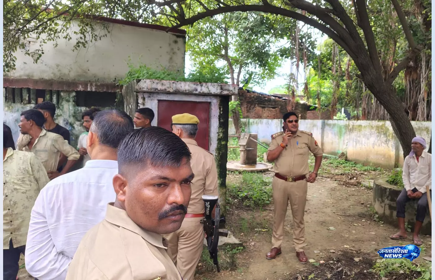 रसोइयों से खतरा बताकर कमरे में बंद हुई हेडमास्टर पुलिस ने संभाला मोर्चा रसोइयों से खतरा बताकर कमरे में बंद हुई हेडमास्टर पुलिस ने संभाला मोर्चा