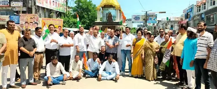 Haridwar: कार्यकर्ताओं को रोकने के विरोध में कांग्रेस का प्रदर्शन, भाजपा का पुतला दहन Haridwar: कार्यकर्ताओं को रोकने के विरोध में कांग्रेस का प्रदर्शन, भाजपा का पुतला दहन