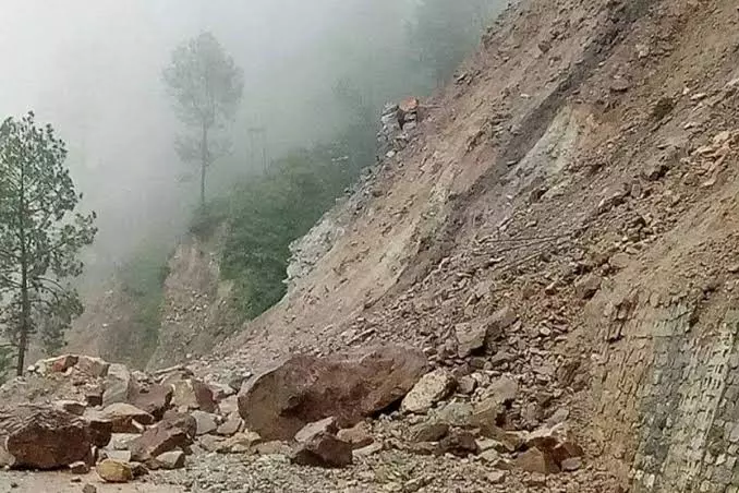 मसूरी के कैंपटी क्षेत्र के जलग्रहण इलाकों में भू-कटाव का खतरा मसूरी के कैंपटी क्षेत्र के जलग्रहण इलाकों में भू-कटाव का खतरा