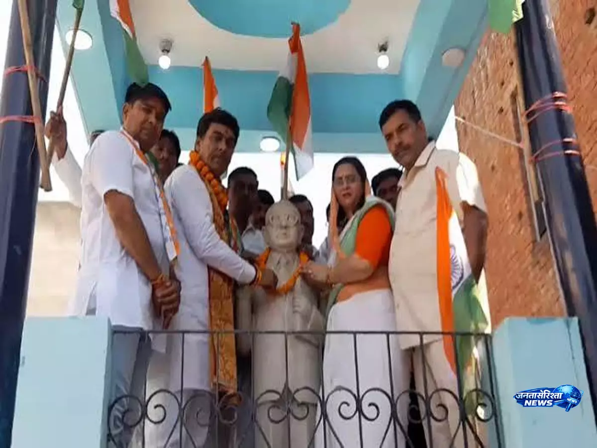 नानपुर में तिरंगे के साथ उमड़ा हुजूम गूंजे देशभक्ति के नारे नानपुर में तिरंगे के साथ उमड़ा हुजूम गूंजे देशभक्ति के नारे