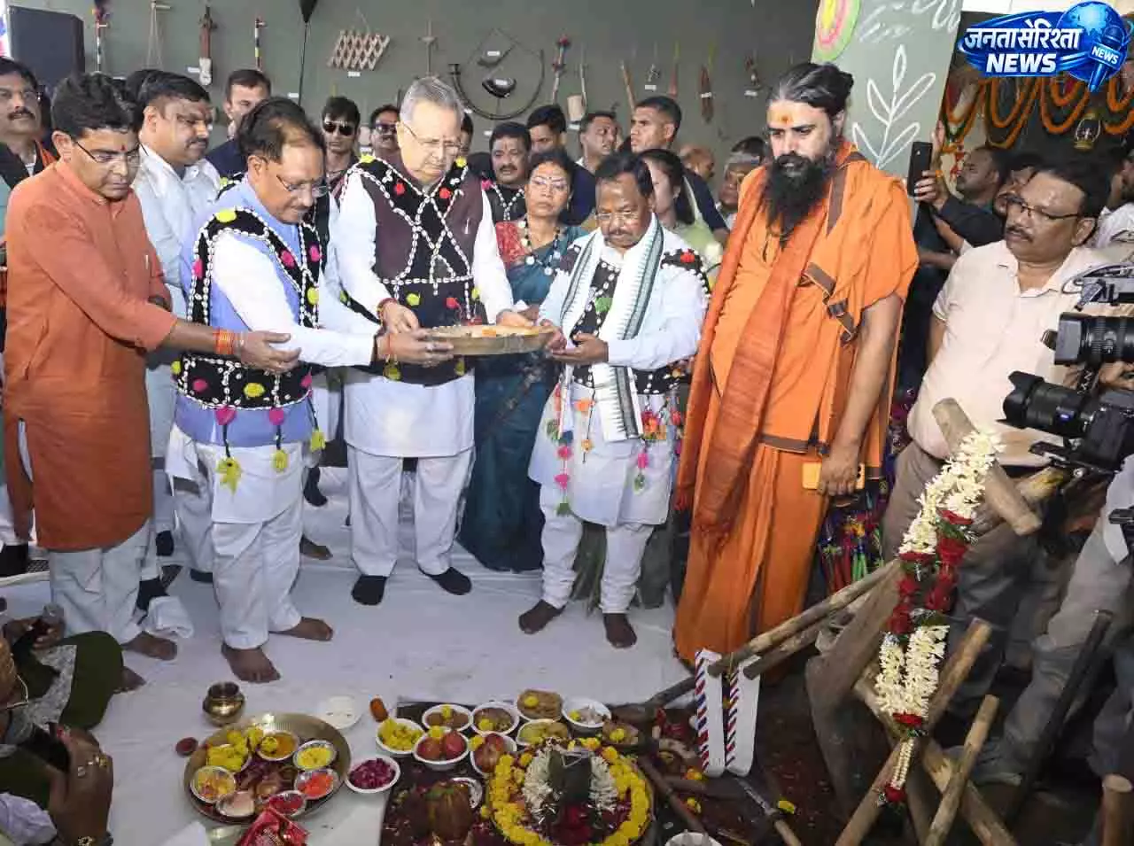 मुख्यमंत्री विष्णुदेव साय ने कृषि औजारों और गौवंश की पूजा कर प्रदेश की सुख-समृद्धि मुख्यमंत्री विष्णुदेव साय ने कृषि औजारों और गौवंश की पूजा कर प्रदेश की सुख-समृद्धि