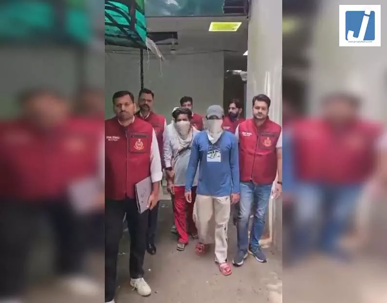 क्राइम ब्रांच ने प्रतिबंधित चीनी मांझे को ले जा रहे तीन को किया गिरफ्तार, एक कार जब्त क्राइम ब्रांच ने प्रतिबंधित चीनी मांझे को ले जा रहे तीन को किया गिरफ्तार, एक कार जब्त