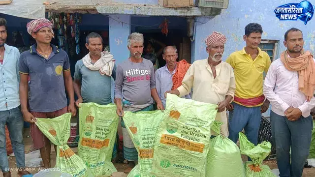 नकली डीएपी खाद बेचने का आरोप, किसानों ने खाद दुकान पर किया हंगामा नकली डीएपी खाद बेचने का आरोप, किसानों ने खाद दुकान पर किया हंगामा