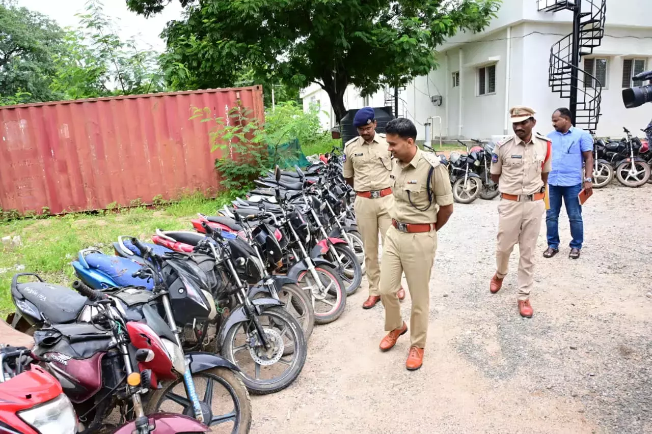 आदिलाबाद पुलिस ने अंतरराज्यीय बाइक चोरी गिरोह का भंडाफोड़ किया, 8 को गिरफ्तार किया आदिलाबाद पुलिस ने अंतरराज्यीय बाइक चोरी गिरोह का भंडाफोड़ किया, 8 को गिरफ्तार किया