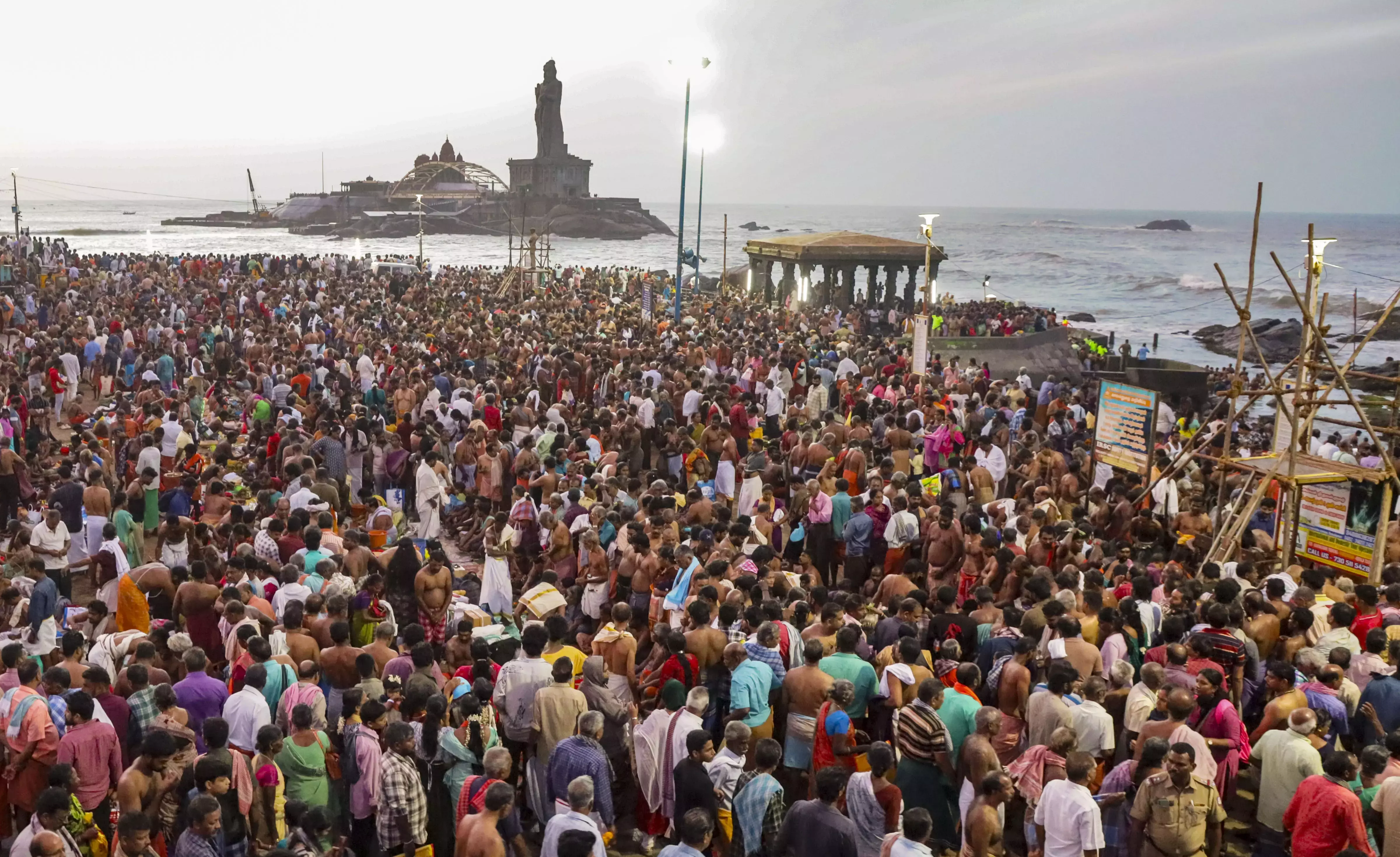 Tamil Nadu: आदि अमावस्या पर हजारों लोग जलाशयों पर पितृ संस्कार करते हैं Tamil Nadu: आदि अमावस्या पर हजारों लोग जलाशयों पर पितृ संस्कार करते हैं