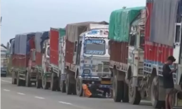 असम-मणिपुर सीमा पर संकट: सुरक्षा की मांग के बाद फंसे 1,500 ट्रक असम-मणिपुर सीमा पर संकट: सुरक्षा की मांग के बाद फंसे 1,500 ट्रक