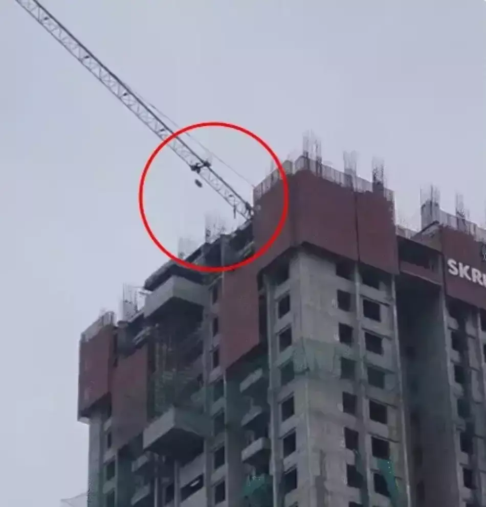 Ahmedabad: एसजी हाईवे की निर्माणाधीन इमारत में युवक का शव मिलने से मचा हड़कंप Ahmedabad: एसजी हाईवे की निर्माणाधीन इमारत में युवक का शव मिलने से मचा हड़कंप