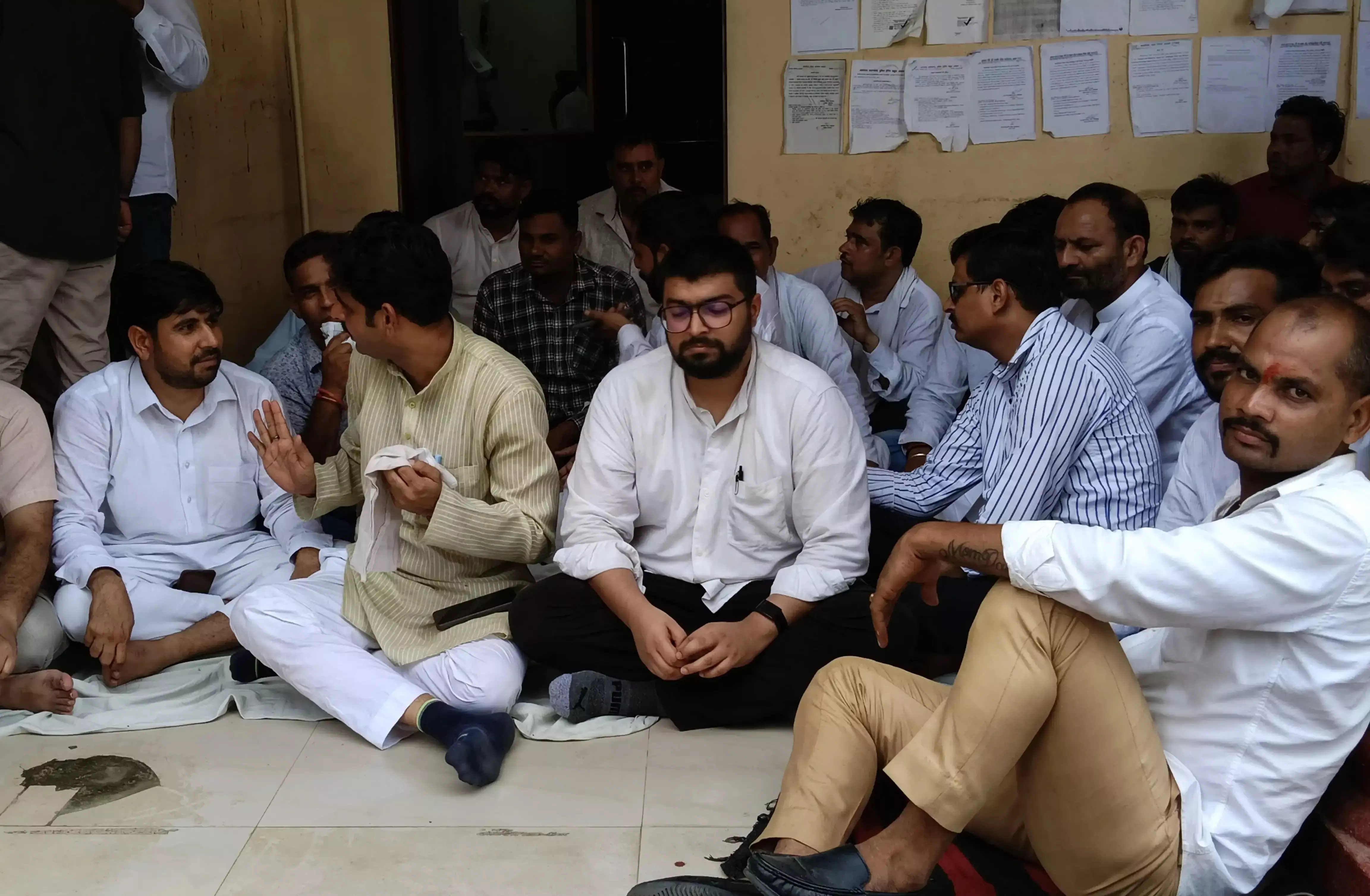 Alwar: आयुक्त के चैंबर के बाहर भाजपा-कांग्रेस का प्रदर्शन, अलवर नगर निगम में सियासत गरम Alwar: आयुक्त के चैंबर के बाहर भाजपा-कांग्रेस का प्रदर्शन, अलवर नगर निगम में सियासत गरम