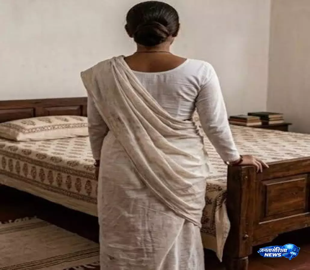 जेठानी ने खोला बक्सा तो निकला जीजा गांव में मचा हंगामा जेठानी ने खोला बक्सा तो निकला जीजा गांव में मचा हंगामा