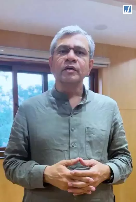 Video: अश्विनी वैष्णव का बड़ा ऐलान 238 नई AC लोकल ट्रेनें बनाएगा रेलवे Video: अश्विनी वैष्णव का बड़ा ऐलान 238 नई AC लोकल ट्रेनें बनाएगा रेलवे