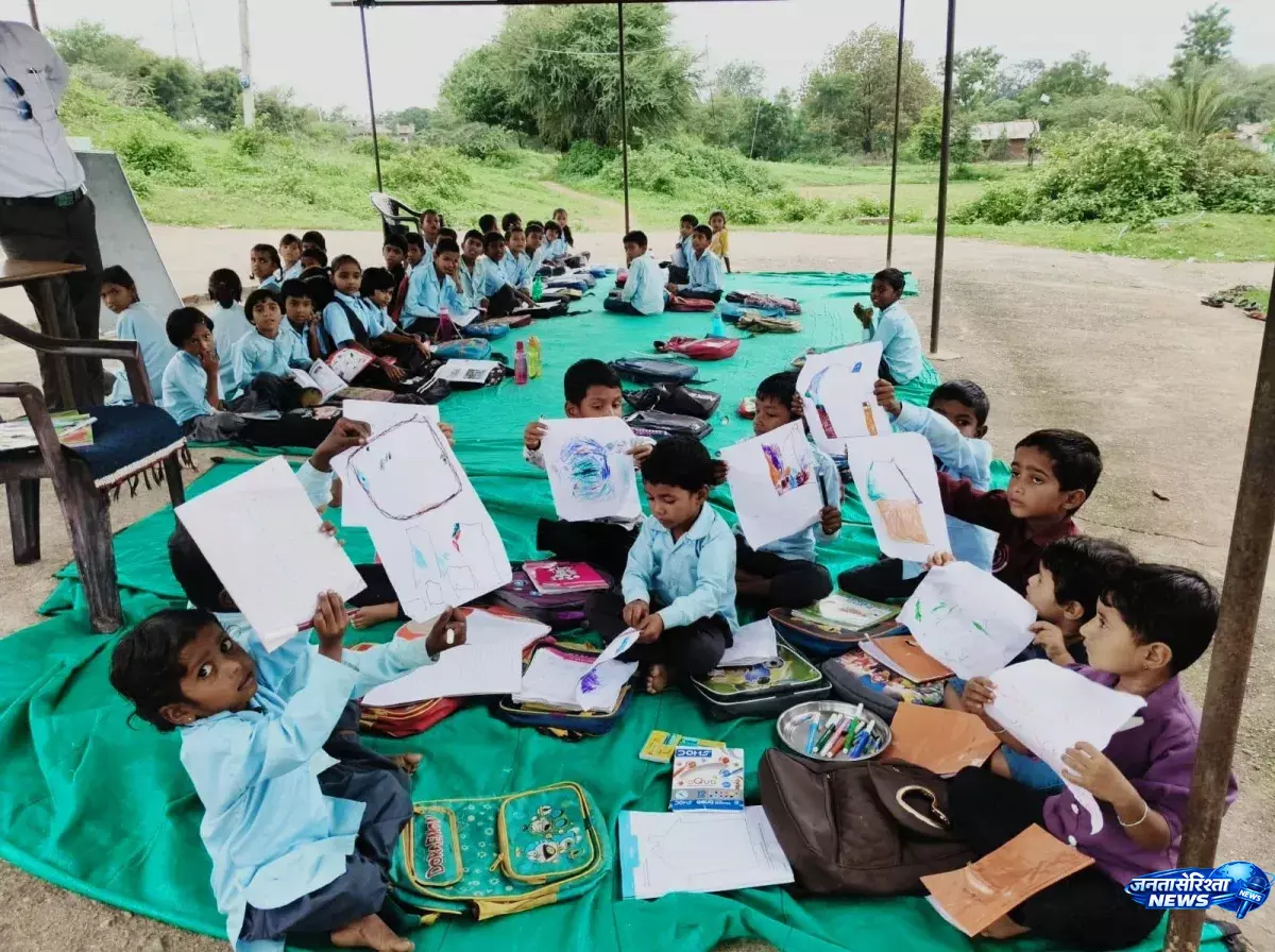 स्कूल भवन का इंतजार खत्म नहीं टीन शेड में लग रही कक्षाएं स्कूल भवन का इंतजार खत्म नहीं टीन शेड में लग रही कक्षाएं
