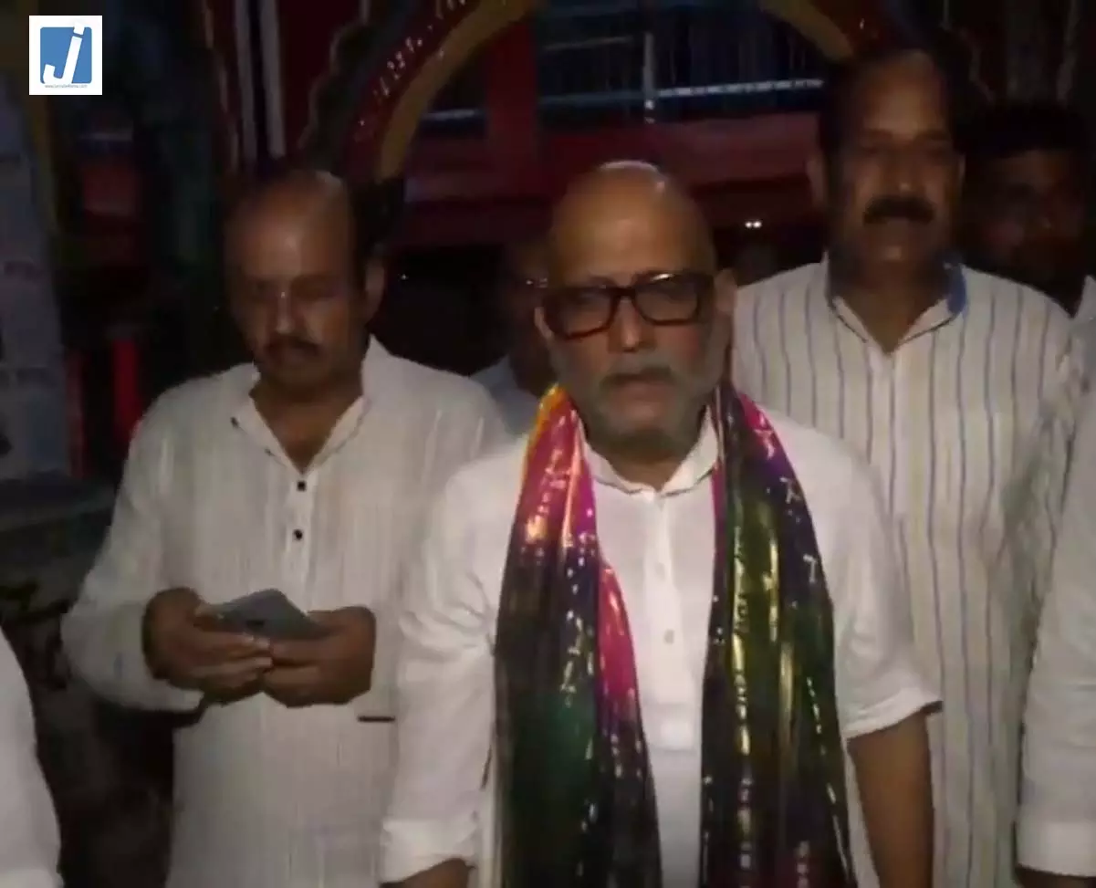 अयोध्या में अजय राय ने किए हनुमानगढ़ी के दर्शन, सरकार से पूछा सवाल अयोध्या में अजय राय ने किए हनुमानगढ़ी के दर्शन, सरकार से पूछा सवाल