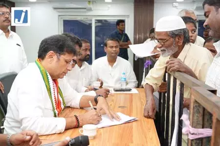 श्रीधर बाबू का केटीआर पर निशाना, बोले- झूठे आरोप लगाकर जनता को गुमराह कर रहे श्रीधर बाबू का केटीआर पर निशाना, बोले- झूठे आरोप लगाकर जनता को गुमराह कर रहे