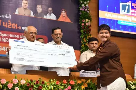 गुजरात के मुख्यमंत्री ने 4.72 लाख से ज्यादा छात्रों को 646 करोड़ रुपए की स्कॉलरशिप बांटी गुजरात के मुख्यमंत्री ने 4.72 लाख से ज्यादा छात्रों को 646 करोड़ रुपए की स्कॉलरशिप बांटी