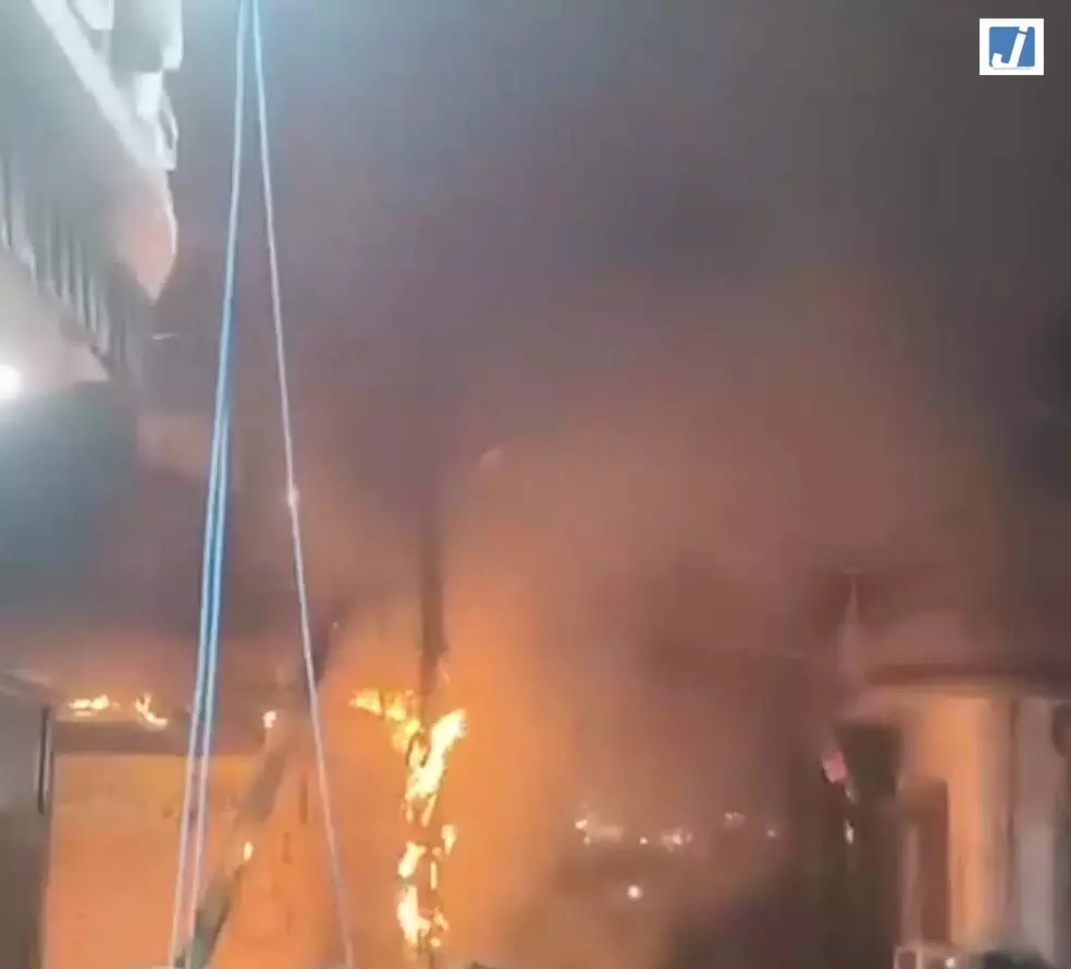 FIRE VIDEO : बिजली के पोल में भीषण आग, शॉर्ट सर्किट की आशंका FIRE VIDEO : बिजली के पोल में भीषण आग, शॉर्ट सर्किट की आशंका