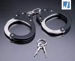 रिश्वत लेते रंगे हाथ पकड़े गए तहसीलदार, कनिष्ठ सहायक और दलाल भी गिरफ्तार रिश्वत लेते रंगे हाथ पकड़े गए तहसीलदार, कनिष्ठ सहायक और दलाल भी गिरफ्तार