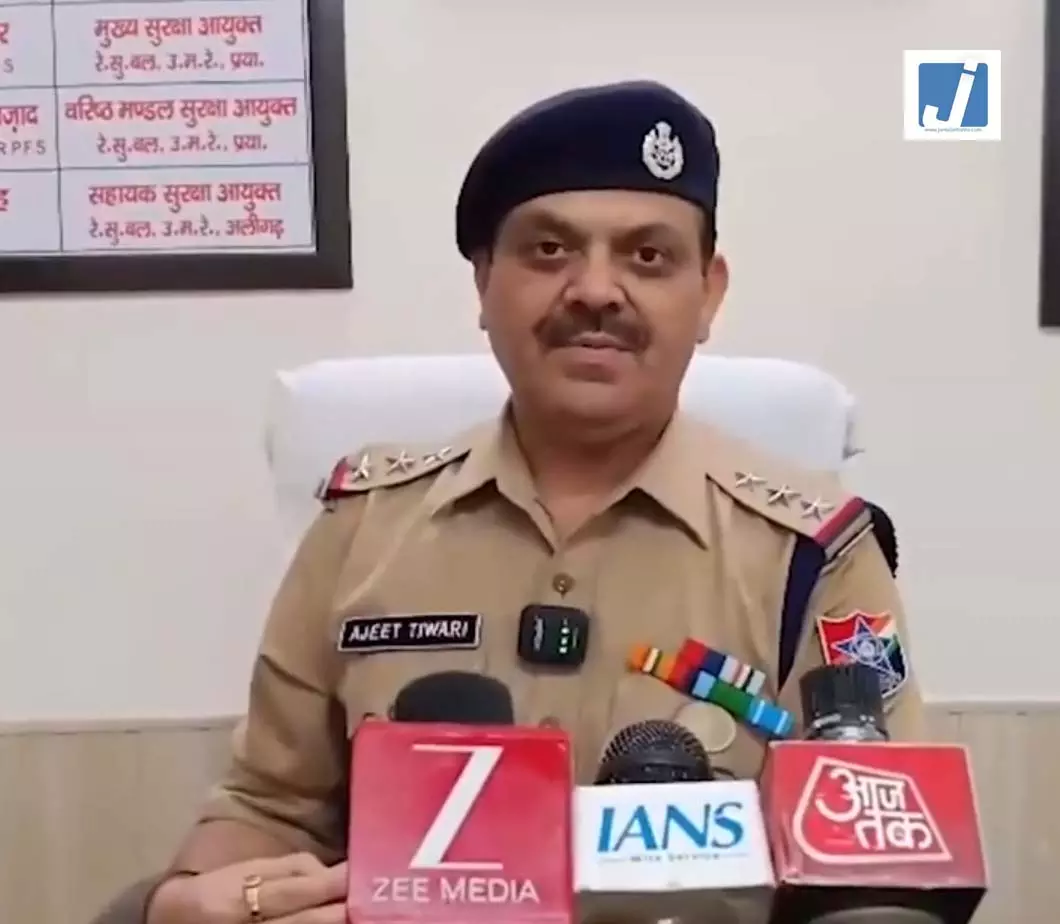 अलीगढ़ रेलवे स्टेशन पर निकली तिरंगा यात्रा, RPF-GRP ने यात्रियों को बताया राष्ट्रीय ध्वज का महत्व अलीगढ़ रेलवे स्टेशन पर निकली तिरंगा यात्रा, RPF-GRP ने यात्रियों को बताया राष्ट्रीय ध्वज का महत्व