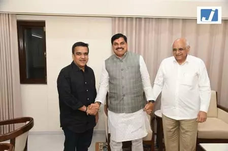 निवेश के लिए गुजरात पहुंचे सीएम मोहन यादव, मुख्यमंत्री भूपेंद्र पटेल और उपमुख्यमंत्री हर्ष संघवी से की मुलाकात निवेश के लिए गुजरात पहुंचे सीएम मोहन यादव, मुख्यमंत्री भूपेंद्र पटेल और उपमुख्यमंत्री हर्ष संघवी से की मुलाकात
