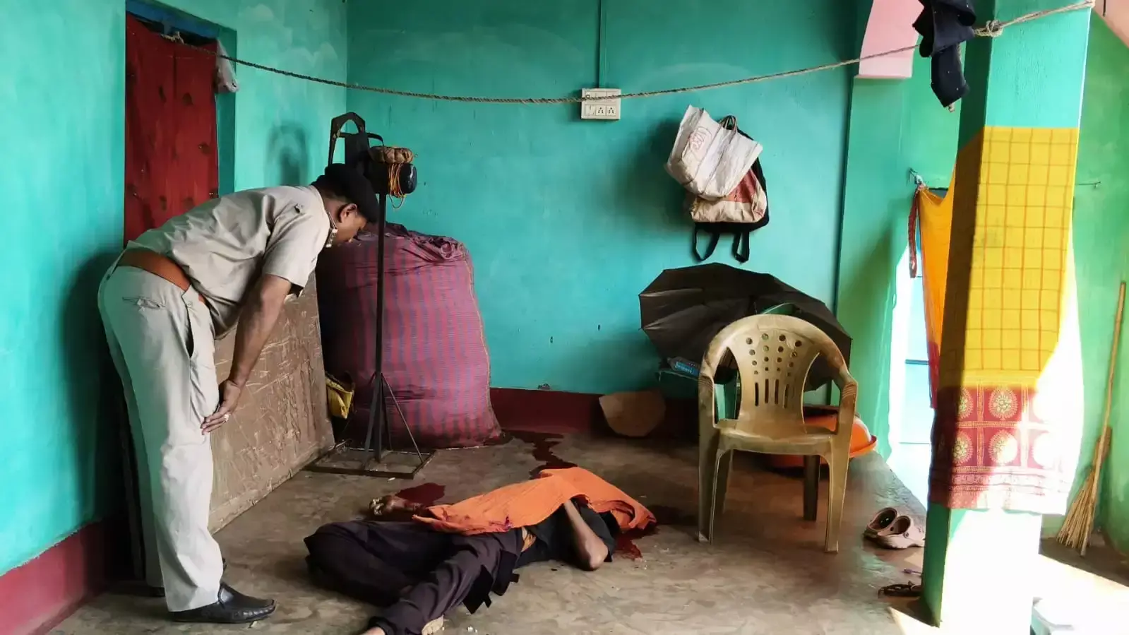 Anuppur: जमीन विवाद में खूनी वारदात, चाचा ने टांगी से की भतीजे की हत्या Anuppur: जमीन विवाद में खूनी वारदात, चाचा ने टांगी से की भतीजे की हत्या