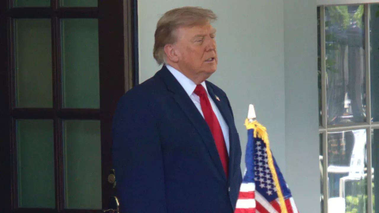 Trump ने चुनावी दौर में इमरजेंसी को लेकर विकल्प खुला रखा, बयान से बढ़ी चर्चा Trump ने चुनावी दौर में इमरजेंसी को लेकर विकल्प खुला रखा, बयान से बढ़ी चर्चा
