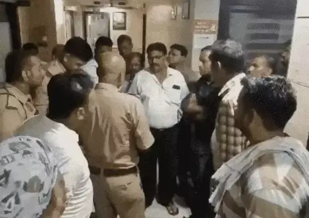 Jhansi: झांसी में गोलीकांड से सनसनी, व्यापार मंडल अध्यक्ष के भतीजे की हालत गंभीर Jhansi: झांसी में गोलीकांड से सनसनी, व्यापार मंडल अध्यक्ष के भतीजे की हालत गंभीर