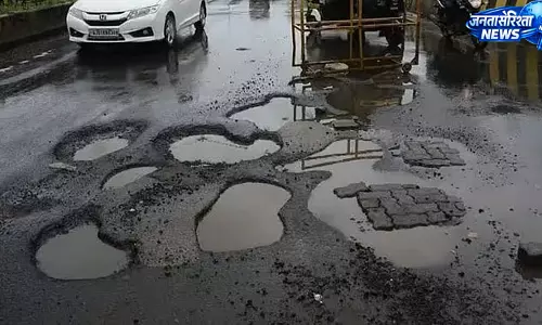 बेंगलुरु में गड्ढे ने ली पत्रकार की परीक्षा, सड़क पर पैर फंसने से टखने में हेयरलाइन फ्रैक्चर बेंगलुरु में गड्ढे ने ली पत्रकार की परीक्षा, सड़क पर पैर फंसने से टखने में हेयरलाइन फ्रैक्चर