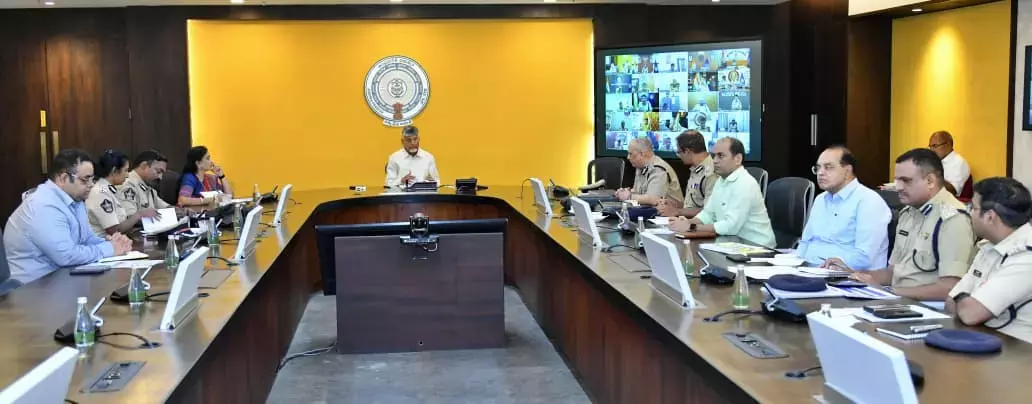 CM नायडू ने पुलिस से हाई अलर्ट पर रहने और ‘गोल्डन आवर’ के भीतर कार्रवाई करने को कहा CM नायडू ने पुलिस से हाई अलर्ट पर रहने और ‘गोल्डन आवर’ के भीतर कार्रवाई करने को कहा