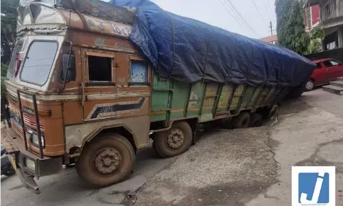 रायपुर अग्रसेन चौक पर बड़ा हादसा टला रायपुर अग्रसेन चौक पर बड़ा हादसा टला