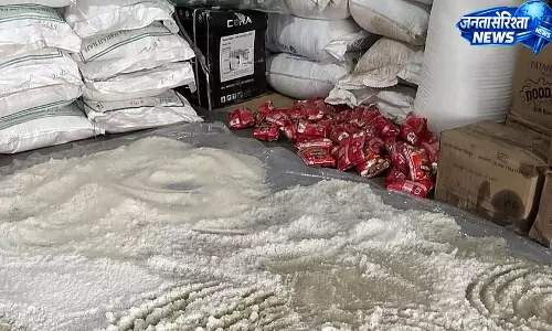 सीहोर में बारिश से तबाही, 700 एकड़ फसलें चौपट गांव में घुसा पानी, लोग परेशान सीहोर में बारिश से तबाही, 700 एकड़ फसलें चौपट गांव में घुसा पानी, लोग परेशान