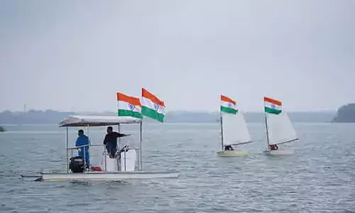 भोपाल की अपर लेक में गूंजा देशभक्ति का रंग, 350 नावों के साथ निकली भव्य बोट तिरंगा यात्रा भोपाल की अपर लेक में गूंजा देशभक्ति का रंग, 350 नावों के साथ निकली भव्य बोट तिरंगा यात्रा