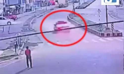 फुटपाथ के बाद ट्रक से टकराई कार, दो दोस्तों की मौत का LIVE मंजर फुटपाथ के बाद ट्रक से टकराई कार, दो दोस्तों की मौत का LIVE मंजर