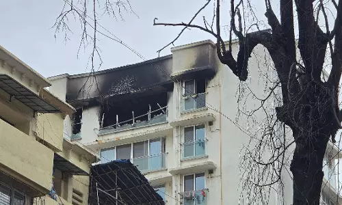 विले पार्ले की 11 मंजिला इमारत में भीषण आग, महिला और ढाई साल के बच्चे की मौत विले पार्ले की 11 मंजिला इमारत में भीषण आग, महिला और ढाई साल के बच्चे की मौत