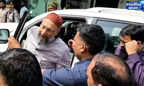 छिजारसी टोल प्लाजा फायरिंग केस में ओवैसी हापुड़ कोर्ट पहुंचे, गवाही के लिए हुई पेशी छिजारसी टोल प्लाजा फायरिंग केस में ओवैसी हापुड़ कोर्ट पहुंचे, गवाही के लिए हुई पेशी