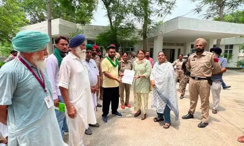 Mansa विरोध के चलते मानसा सीमेंट प्लांट पर बैठक टली Mansa विरोध के चलते मानसा सीमेंट प्लांट पर बैठक टली