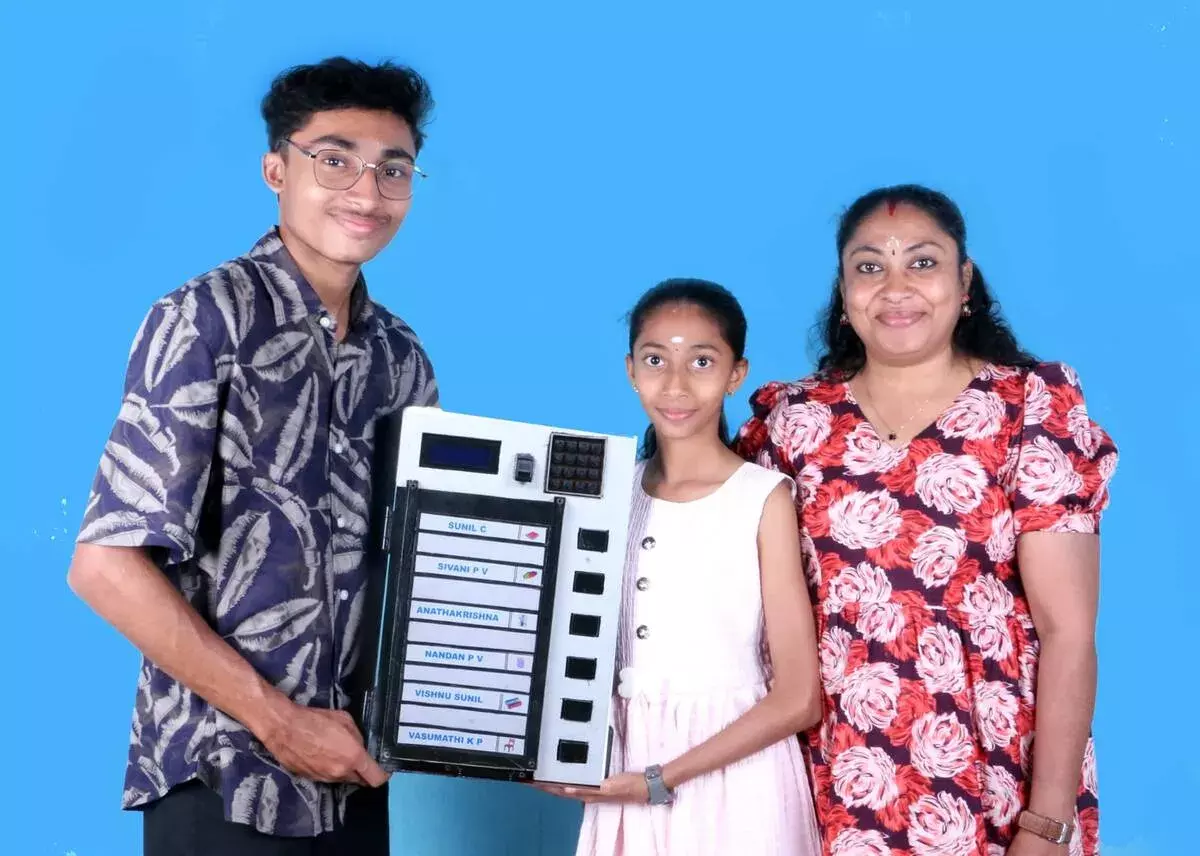 छात्र की अनोखी ईजाद: कन्नूर के छात्र ने बनाई नई वोटिंग मशीन, पेटेंट की अर्जी छात्र की अनोखी ईजाद: कन्नूर के छात्र ने बनाई नई वोटिंग मशीन, पेटेंट की अर्जी