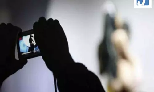 फ्लैट में चल रहा था ऑनलाइन न्यूड वीडियो कॉल रैकेट, पुलिस ने आरोपी को दबोचा