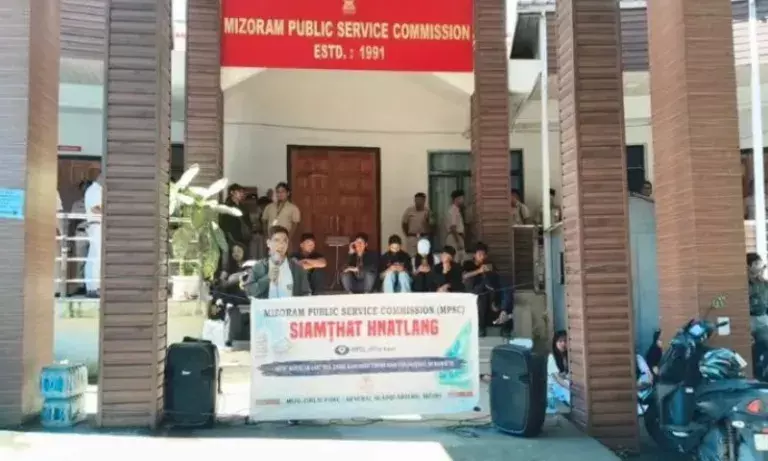 MPSC आंदोलन खत्म: सरकार की सुधार समिति के गठन पर MZP राजी MPSC आंदोलन खत्म: सरकार की सुधार समिति के गठन पर MZP राजी