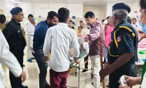 तिरंगा यात्रा में गर्मी का कहर, 25 से 30 छात्राओं की तबीयत बिगड़ी, अस्पताल में भर्ती तिरंगा यात्रा में गर्मी का कहर, 25 से 30 छात्राओं की तबीयत बिगड़ी, अस्पताल में भर्ती