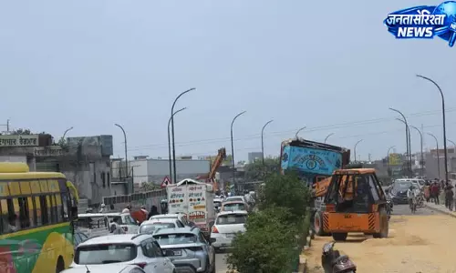 लुधियाना के ढोलेवाल फ्लाईओवर पर भूसी से भरा ट्रक पलटा, घंटों जाम से जूझे लोग