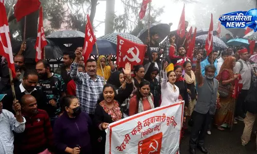 सामान हटाने पर भड़के विक्रेता, Shimla में CITU का प्रदर्शन सामान हटाने पर भड़के विक्रेता, Shimla में CITU का प्रदर्शन