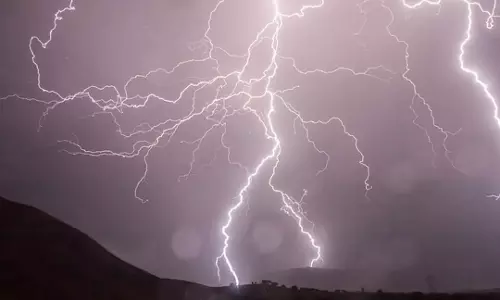 ओडिशा में बिजली गिरने से छात्र की मौत, मोबाइल इस्तेमाल के दौरान हुआ हादसा